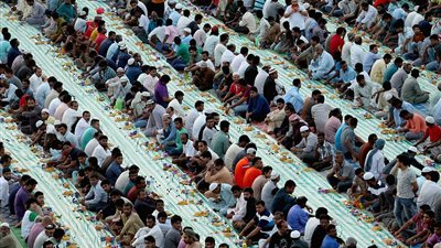 بالصور.. سر سيارة تتوسط موائد الإفطار بالإمارات