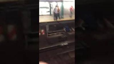 بالفيديو.. لحظة سقوط امرأة مقعدة من أعلى رصيف مترو الأنفاق