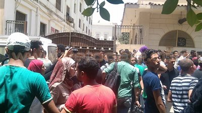 بالصور.. اشتباكات بين طلاب الثانوية بعد تزايد حالات الإغماء