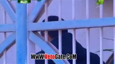 بالفيديو.. مؤمن سليمان يدخن بعد طرده من لقاء سموحة والمقاصة