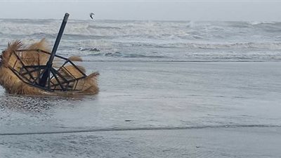 الأمواج تغرق شاطئ بورسعيد وتحطم الشماسي والكافيهات (صور)