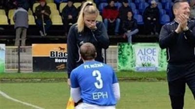 بالفيديو.. لاعب سلوفاكي يطلب الزواج من صديقته «الحكم»