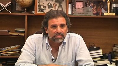 خالد يوسف يكشف سبب تقبيل والدته ليده (فيديو)