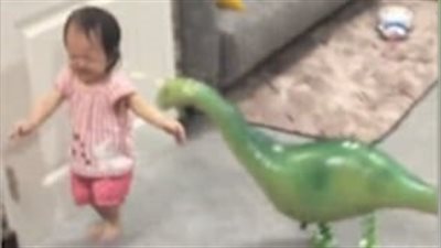 بالفيديو والصور.. رد فعل طفلة علق أبواها بملابسها لعبة مرعبة