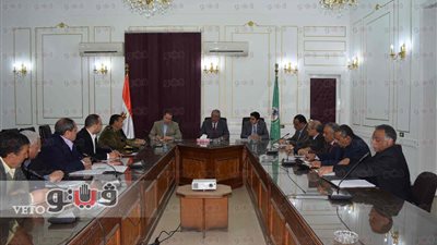 محافظ المنيا يناقش الاستعدادات لموسم استلام القمح