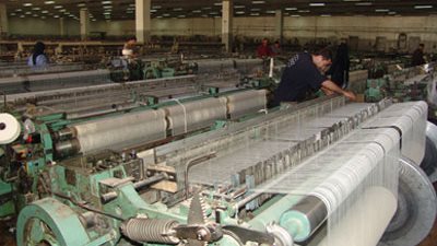 الآلاف من عمال شركة غزل المحلة يبدأون في صرف الدفعة الأولى من الحافز