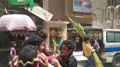 بالصور.. «السعف» يحيط بالكنائس استعدادا لأعياد القيامة