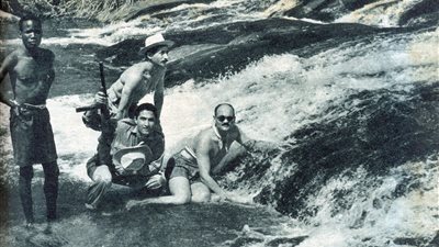 صورة نادرة.. رجلا الثورة «سالم وعامر» يسبحان في مياه السودان