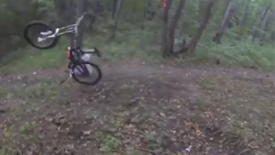 نهاية مروعة لشاب حاول استعراض مهاراته في قيادة دراجته (فيديو)