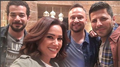 إياد نصار ينشر صورة تجمعه بهند صبري من كواليس تصوير «قعدة رجالة»