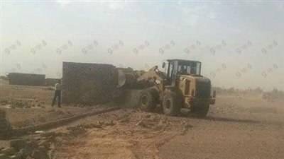 بالصور.. إزالة التعديات على أراضي الدولة بمدينة الشلاتين
