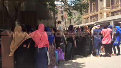 بالصور.. طلاب الإعدادية ينقلون وقفتهم إلى «الصحة»