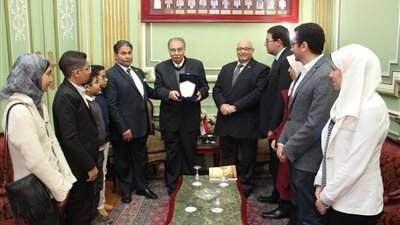 رئيس «عين شمس» يكرم مؤلف «JAncient EGYPTIAN Mathematical Papyri»