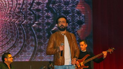 تامر عاشور: سعيد بالغناء على خشبة مسرح جامعة القاهرة