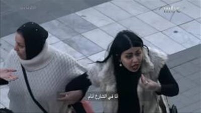 بالفيديو.. «الجوع» يدفع الأم لإلقاء طفلها الرضيع في الشارع