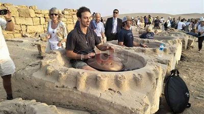 بالصور.. وفد سياحي يتعدى على آثار معبد الشمس بأبو غراب