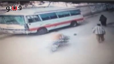 بالفيديو.. لحظة اصطدام دراجة نارية بسيدة في الزقازيق