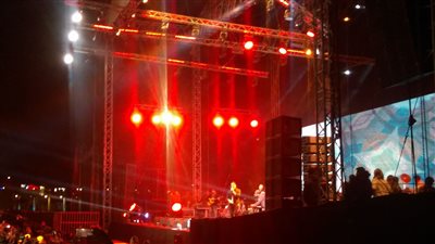 عمرو دياب يبدأ حفل كايرو فيستيفال بأغنية «الليلة» (صور)