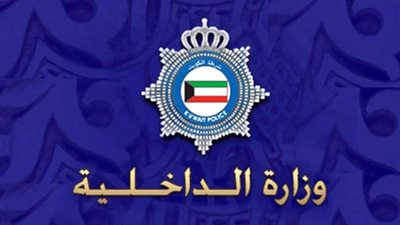 شخص يقود سيارة أمريكية يسحل مصرية في الكويت