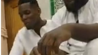 بالفيديو.. بوجبا يفطر على التمر والماء في مكة