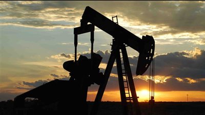 تراجع أسعار النفط بسبب زيادة إنتاج الخام الأمريكي