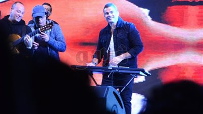 عمرو دياب يعزف أغنية «برج الحوت» على الأورج في حفل كايرو فيستيفال