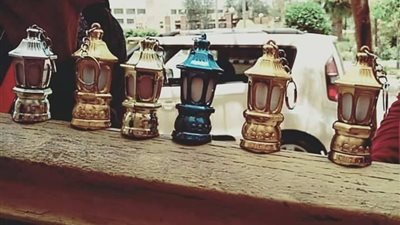 أستاذة فنون جميلة بالمنصورة توزع فوانيس على الطلاب أثناء الامتحان