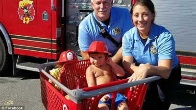 بالفيديو والصور.. طفل يحبس نفسه داخل سيارة والديه