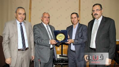 بالصور.. مجلس جامعة طنطا يكرم عميد العلوم السابق
