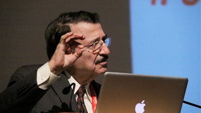 الجامعة الأمريكية تمنح مصطفى السيد الدكتوراه الفخرية