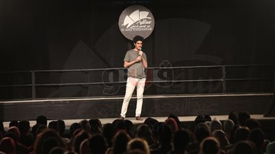 بالصور.. استاند أب كوميدي يتألق في «حفلة العشرين» بساقية الصاوي