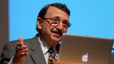 مصطفى السيد: قادر على علاج جميع الأمراض بالذهب