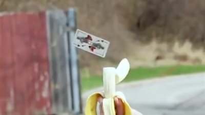 أفضل رامي أوراق كوتشينة في العالم (فيديو)