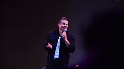 حفل عمرو دياب في كايرو فيستيفال... يبدأه بأغنية «الليلة» ويختمه بـ«الفرحة الليلة»... الهضبة يُوقف الحفل بسبب شخص من ذوي الاحتياجات الخاصة... ويعزف «أجمل عيون» على الأورج