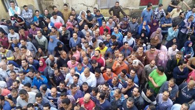 بالصور.. تجمهر آلاف المتقدمين لمشروع الإسكان أمام قسم «ثان دمياط»