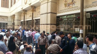 بالفيديو.. إقبال كثيف على «بريد العتبة» لسحب كراسات شروط «الإسكان»