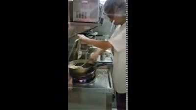 بالفيديو.. مطعم صيني يستخدم مقلاة أوتوماتيكية لطهي الأرز