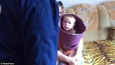 بالفيديو والصور.. رجال الإطفاء ينقذون طفلا علق بمرحاض الأطفال