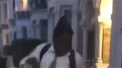 بالفيديو والصور.. رجل يعاقب قطة بوحشية لوقوفها على سيارته