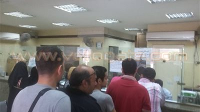 بالصور.. توافد شباب البحيرة على البريد للحصول على كراسات الإسكان