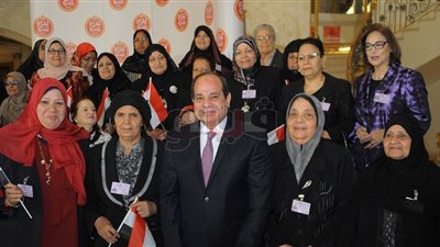 يوم المرأة المصرية.. السيسي يمنح أوسمة الكمال لعظيمات مصر.. يؤكد دورهن العظيم في البناء والتنمية.. يشيد بنجاحهن في ميدان العمل.. ويدعو للمشاركة في الانتخابات الرئاسية