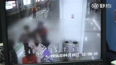 بالفيديو.. فتاة تطرح طفلا أرضا بعد إسقاط والديه آيباد خاص بها