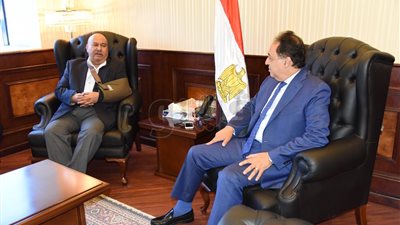 وزير الصحة يبحث سبل التعاون مع سفير الكويت (صور)