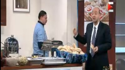 بالفيديو.. عمرو أديب يتذوق الفول والطعمية على الهواء