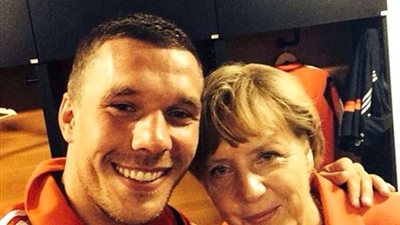 بالصور.. أنجيلا ميركل تحتفل بفوز ألمانيا على طريقة «سيلفي»