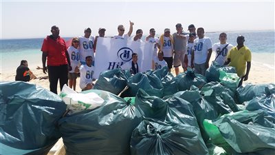 رفع 3 أطنان مخلفات من جزيرة مجاويش في البحر الأحمر (صور)