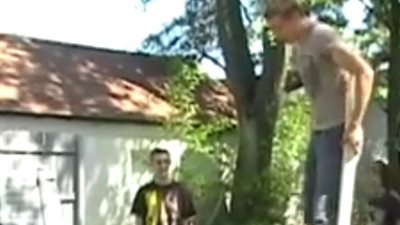 سقوط شاب من على مشاية كهربائية بطريقة مروعة (فيديو)