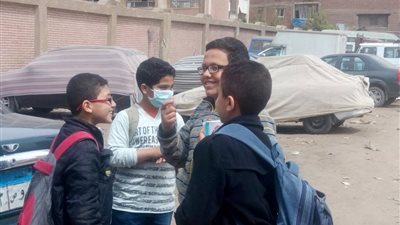 بالصور.. طلاب مدرسة بشبرا يرتدون الكمامات خوفا من «الفيروس الغامض»