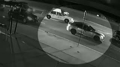 بالفيديو.. سائق يسرق محفظة رجل لقي حتفه على الطريق