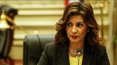 وزيرة الهجرة تغادر مطار القاهرة لحضور حفل تنصيب أول لورد مصري